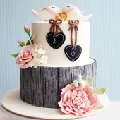 Торт свадебный с птичками и цветами