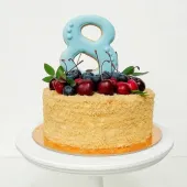 Торт с ягодами с цифрой "8"